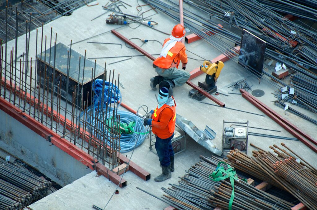 Employees on a construction site can be easily informed via a mobile intranet.